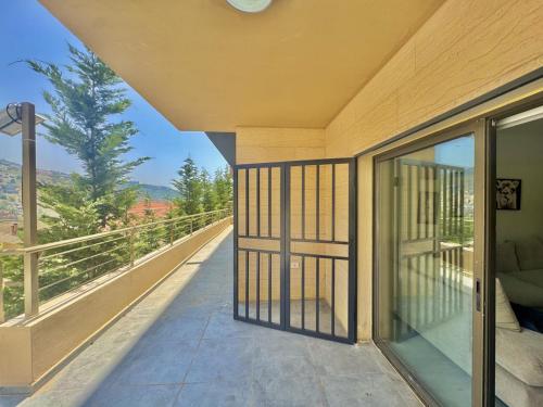 Astra Faqra 3BR w Pool and Balconyにあるバルコニーまたはテラス