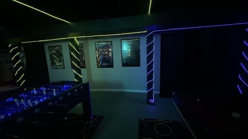 Gambar di galeri bagi Sleeps 18 6BR Gym, Game Room and Theater di Chicago