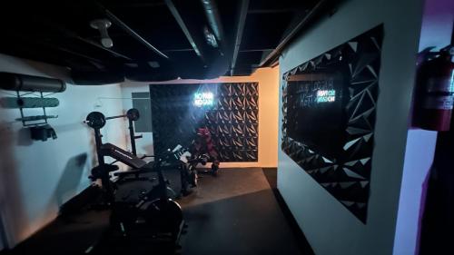 Gambar di galeri bagi Sleeps 18 6BR Gym, Game Room and Theater di Chicago