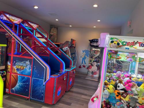 a childs room with a video game arcade at Verde Ranch RV Resort in Camp Verde