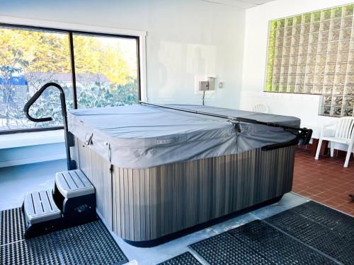 スノーシューにあるTop of the World 213 Ski In Out EZ park ECONOMYの大きな窓のある部屋のベッド