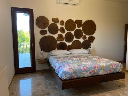 a bedroom with a large headboard made out of logs at La Casa del Falegname in Ripatransone