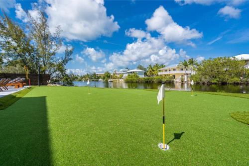 Gallery image of Waterfront Luxe Pool, Hot Tub, Theater, Games and more in Key Largo