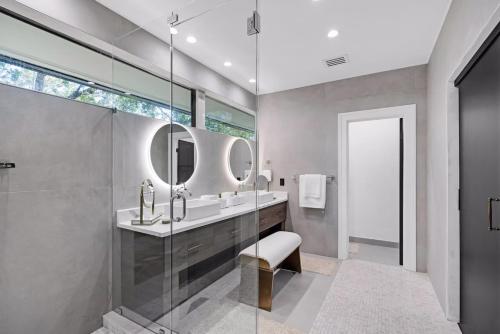 Gallery image of Waterfront Luxe Pool, Hot Tub, Theater, Games and more in Key Largo