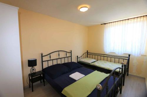 Ένα ή περισσότερα κρεβάτια σε δωμάτιο στο Apartments in Silo - Insel Krk 14530
