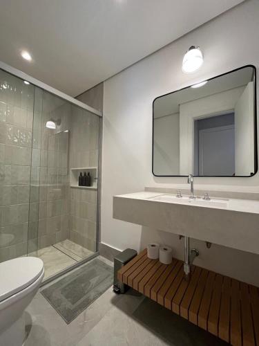 a bathroom with a sink and a shower and a toilet at Summit Flat São José dos Campos in São José dos Campos