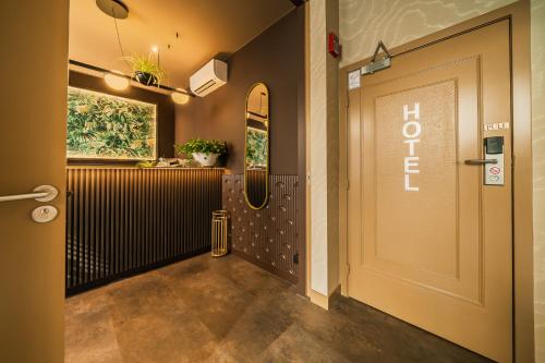 ブランケンベルヘにあるHotel Tropicanaのバーの横に「hire」と書かれたドア