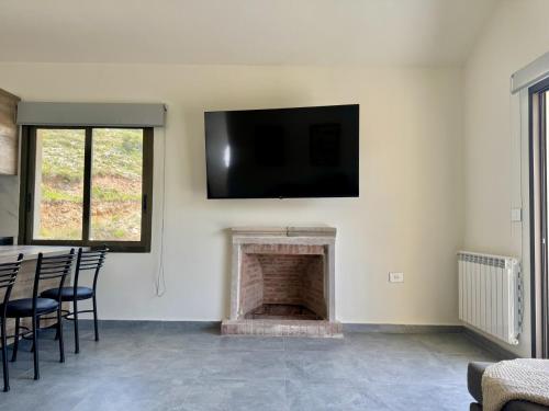 Alpina Faqra 3-BR w Pool and Balconyにあるテレビまたはエンターテインメントセンター
