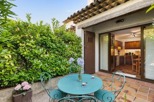 une table et des chaises bleues sur une terrasse dans l'établissement Villa calme Antibes, à Antibes