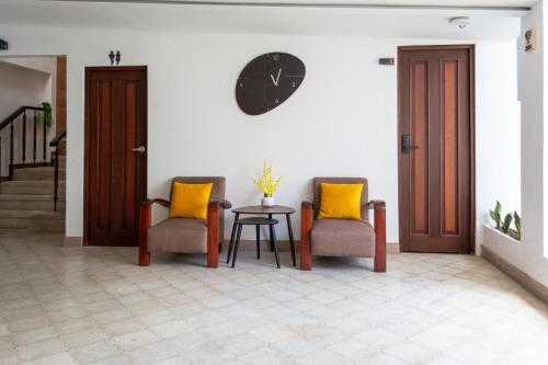 Posezení v ubytování Charming and Comfortable Family Room Near Forum Majadas H14