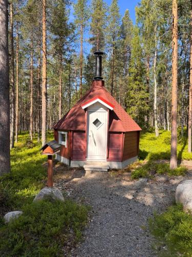Taman di luar Metsäkimara
