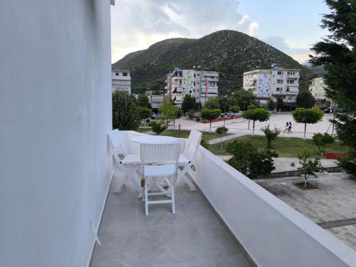 a balcony with a table and chairs and a mountain at Delvina Central Rooms by Mira in Delvinë