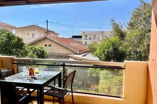 une table et des chaises sur un balcon avec vue dans l'établissement Bright T2 apartment 11 minutes from the beach, à Cagnes-sur-Mer