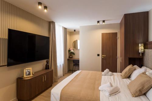 Μια τηλεόραση ή/και κέντρο ψυχαγωγίας στο Sol hotel St Mande - 2 personnes - 23