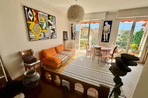 un salon avec un canapé et une table dans l'établissement Beautiful T2 with balcony near downtown, à Nice