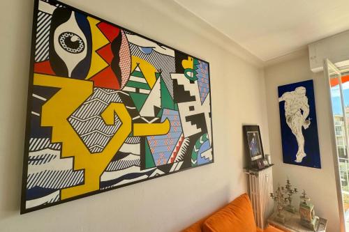 un grand tableau accroché à un mur dans le salon dans l'établissement Beautiful T2 with balcony near downtown, à Nice