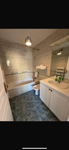 マントンにあるNostro Casaの浴槽、洗面台、トイレを備えたバスルーム