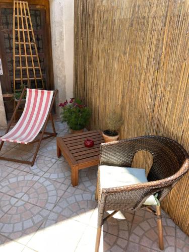 un patio con sedie, un tavolo e una recinzione di Maison Charlotte a Montcuq