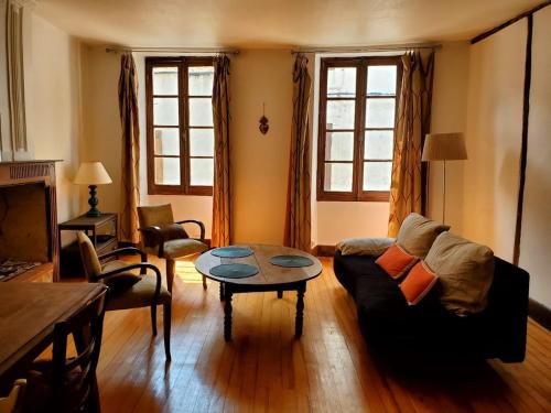 un soggiorno con divano e tavolo di Maison Charlotte a Montcuq