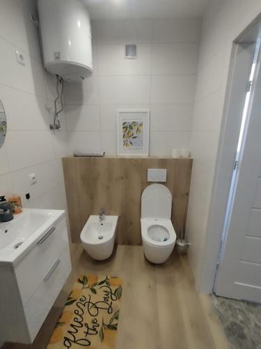 カリーニにあるDa Pietroの白いトイレと洗面台のあるバスルーム
