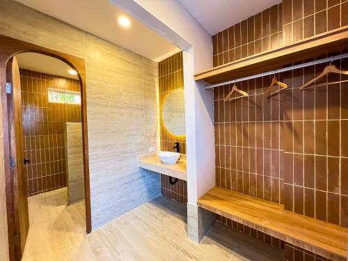 a bathroom with a sink and a mirror at Stanza Del Mar in Coveñas