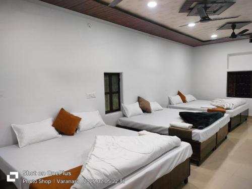 Ένα ή περισσότερα κρεβάτια σε δωμάτιο στο Avantika Home Stay