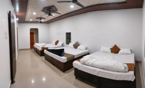 Ένα ή περισσότερα κρεβάτια σε δωμάτιο στο Avantika Home Stay