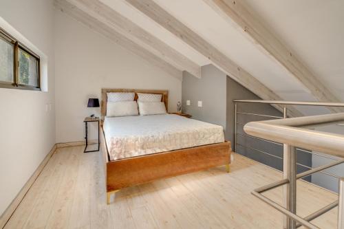 Un dormitorio con una cama en un ático en Guest House by Atholl, en Johannesburgo