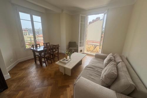 un salon avec un canapé et une table dans l'établissement Top Floor Central Steps from the sea, à Nice