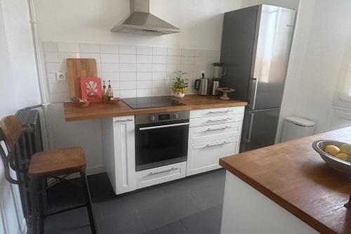 une cuisine avec une cuisinière et un réfrigérateur dans l'établissement Top Floor Central Steps from the sea, à Nice