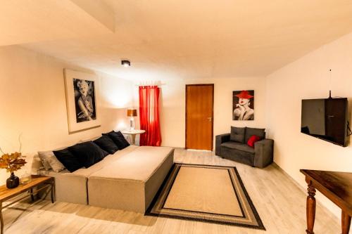 Et opholdsområde på Villa Romana - Experiência única em frente à Praia de Itapuã, apartamento todo climatizado