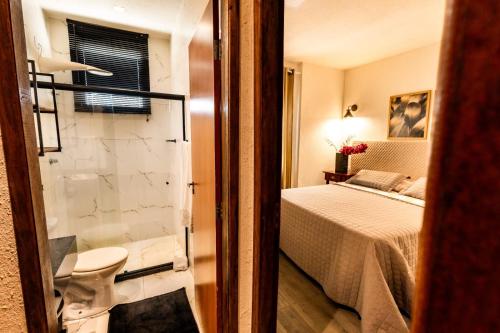 Et badeværelse på Villa Romana - Experiência única em frente à Praia de Itapuã, apartamento todo climatizado