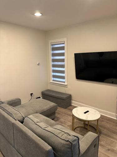 Televisyen dan/atau pusat hiburan di Charming Stay Near NYC