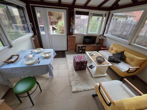 una sala de estar con una mesa y un sofá en Mate, en Banja Koviljača