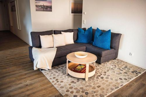 a living room with a couch and a table at Ferienwohnung MainStyle - Hanau in Hanau am Main