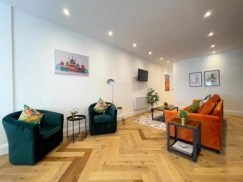 Una sala de estar con dos sofás y un televisor. en A Stones Throw By My Getaways, en Brighton & Hove
