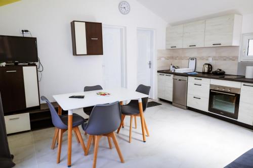 Kuchyň nebo kuchyňský kout v ubytování Apartmani Zaliv