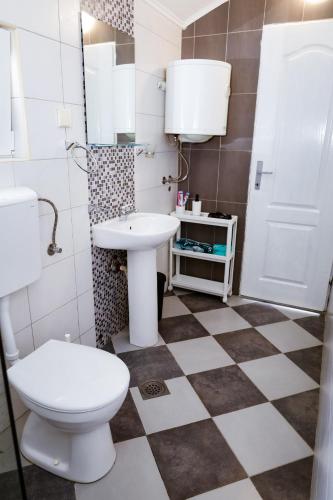 Koupelna v ubytování Apartmani Zaliv