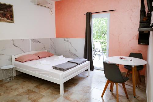 Una cama o camas en una habitación de Apartmani Zaliv