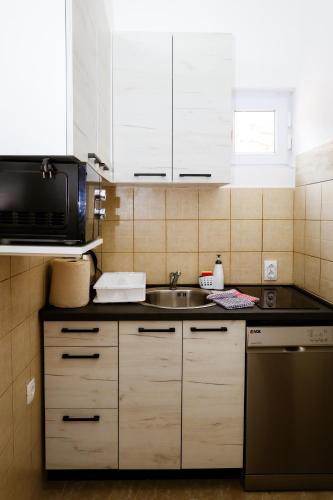 Kuchyň nebo kuchyňský kout v ubytování Apartmani Zaliv