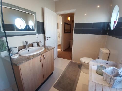 un baño con lavabo e inodoro en Beachfront Family Luxury Rental, en Swakopmund