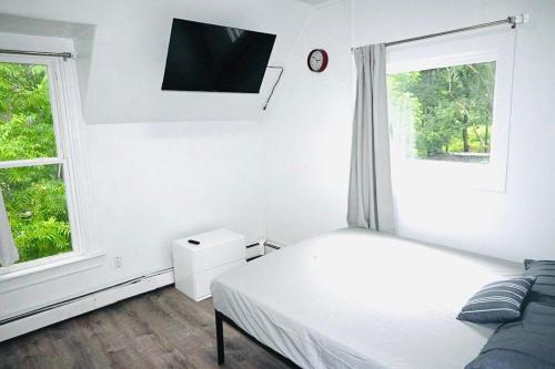 Postel nebo postele na pokoji v ubytování Historic Charm Hideaway