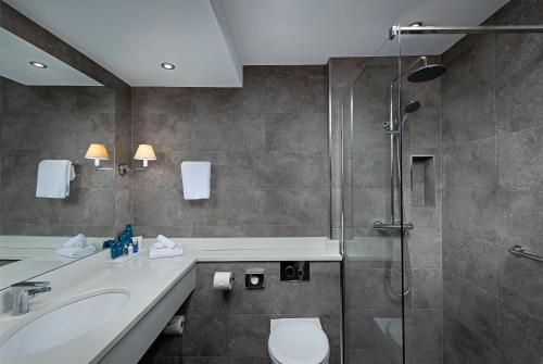 A bathroom at Radisson BLU Hotel and Spa, Limerick