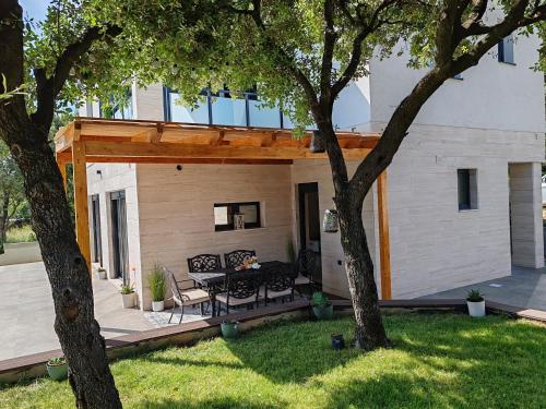 Κήπος έξω από το Villa Krstina