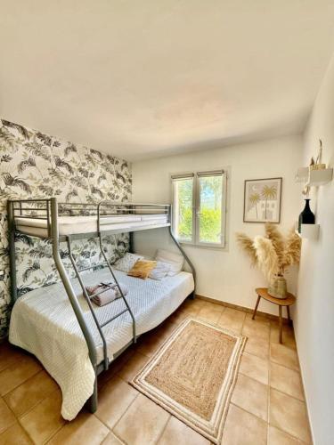 - une chambre avec des lits superposés et un tapis dans l'établissement Maison 4 chambres PISCINE, à Sainte-Anastasie-sur-Issole