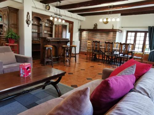 un salon avec un canapé et une table dans l'établissement Familial House Dellac-Mathieu in mountain village Cantal, à Saint-Saturnin