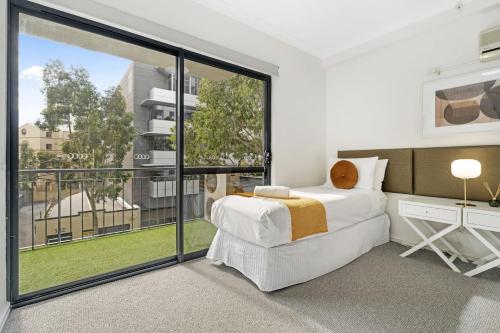 a bedroom with a bed and a large window at East Perth Family Zen CATBus, CBD,ElizabethQuay in Perth