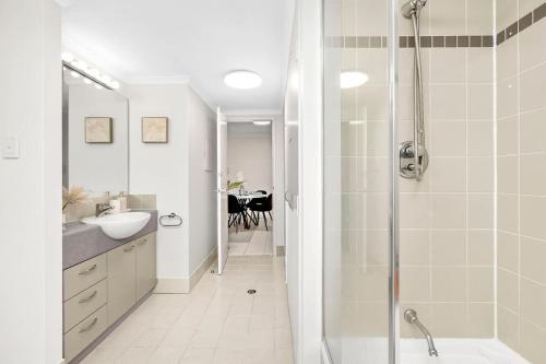un bagno con doccia e lavandino di Stylish City 1bdrm Apt Perth Heart 2 mins river a Perth