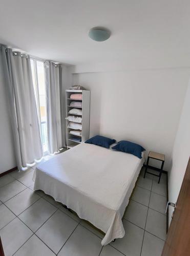 En eller flere senge i et værelse på Residencial Prainha - apto 201