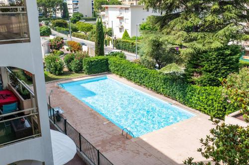 une vue aérienne d'une piscine dans un immeuble dans l'établissement Flat with swimming pool close to the sea, à Cagnes-sur-Mer